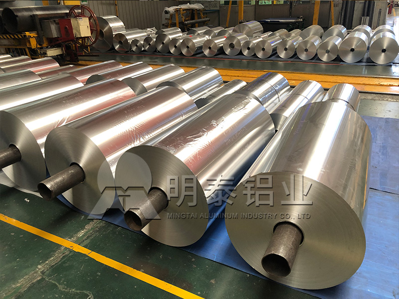 8021鋁箔|8079鋁箔應(yīng)用電池軟包鋁箔市場(chǎng)發(fā)展?jié)摿Υ?></p>
<p> 在數(shù)碼領(lǐng)域,隨著消費(fèi)類(lèi)電子產(chǎn)品對(duì)于電池提出的體積小、輕薄化、柔性化的特點(diǎn)越來(lái)越明顯,軟包替代方形鋁殼的速度不斷加快,隨著電子產(chǎn)品向小型化、智能化、可穿戴方向發(fā)展,要求電池也要具有體積小、輕薄化、柔性化的特點(diǎn),而鋰電池鋁塑膜憑借其優(yōu)異的綜合性能,在智能手機(jī)、平板電腦、可穿戴設(shè)備等消費(fèi)類(lèi)電子產(chǎn)品中廣泛使用,且增長(zhǎng)速度遠(yuǎn)超過(guò)鋰電池行業(yè)平均水平。</p>
<p> 隨著鋁塑膜國(guó)產(chǎn)化替代的加速以及軟包動(dòng)力電池大規(guī)模的生產(chǎn),軟包電池的成本優(yōu)勢(shì)將逐步凸顯,在此背景下,其在動(dòng)力領(lǐng)域的市場(chǎng)份額將進(jìn)一步加大。</p>
<p align= 8021鋁箔|8079鋁箔應(yīng)用電池軟包鋁箔市場(chǎng)發(fā)展?jié)摿Υ? border=